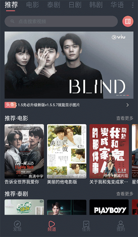 树懒倒挂在狐狸尾巴编织的藤蔓秋千上壁纸